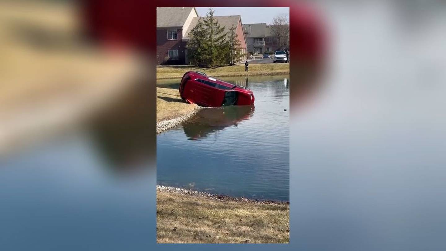 VIDEO: Crews pull car out of Washington Township pond
