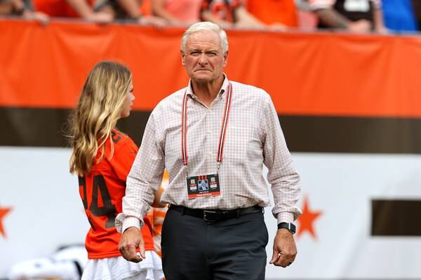 Browns identify, plan to ban fan who threw bottle at owner Jimmy Haslam