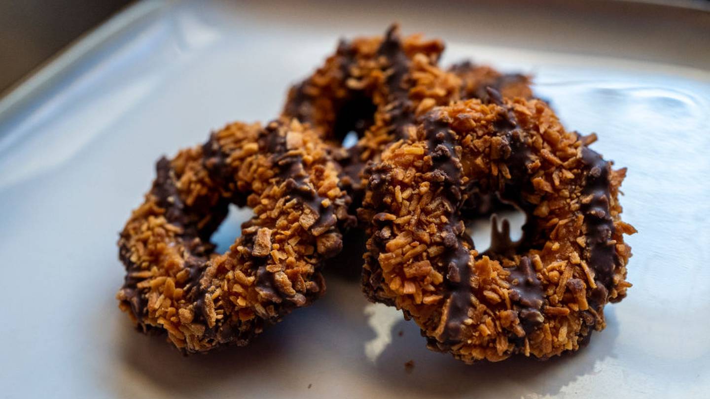 Man steals cash box from Girl Scout cookie stand outside Maryland grocery store