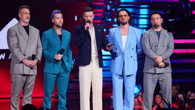 ‘N Sync reunites on stage at Justin Timberlake concert; performs ...