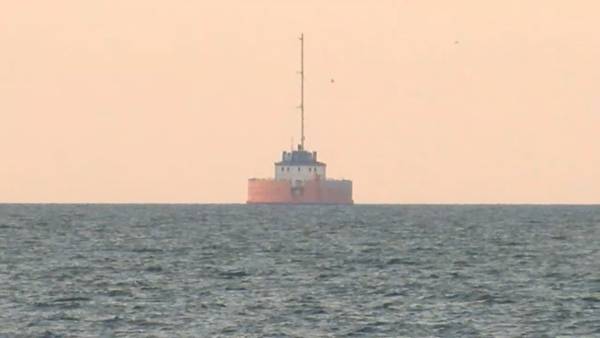 2 fishermen save kayaker clinging to bucket on Lake Erie