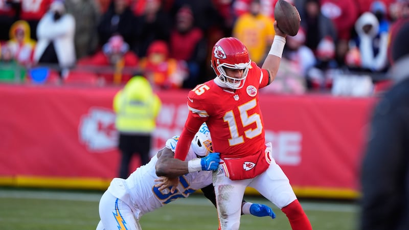Patrick Mahomes suffers a torn ACL and Chiefs say he's considering surgical options