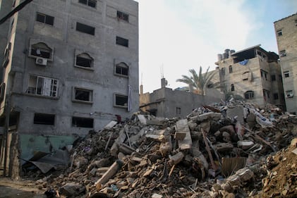 GAZA CITY, GAZA - OCTOBER 08: Palestinian citizens inspect damage to their homes caused by Israeli airstrikes on October 08, 2023 in Gaza City, Gaza. After the attack launched by Hamas on Israel yesterday, which surprised them, Israeli Prime Minister Benjamin Netanyahu asked the Palestinians to leave Gaza, and warned that the army would turn Hamas positions “into rubble.” (Photo by Ahmad Hasaballah/Getty Images)