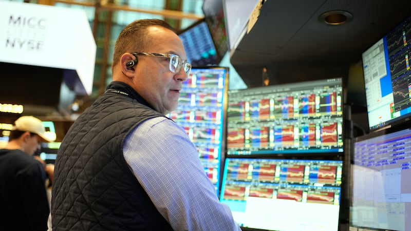 US stocks approach records after mixed reports on economic growth, consumer confidence