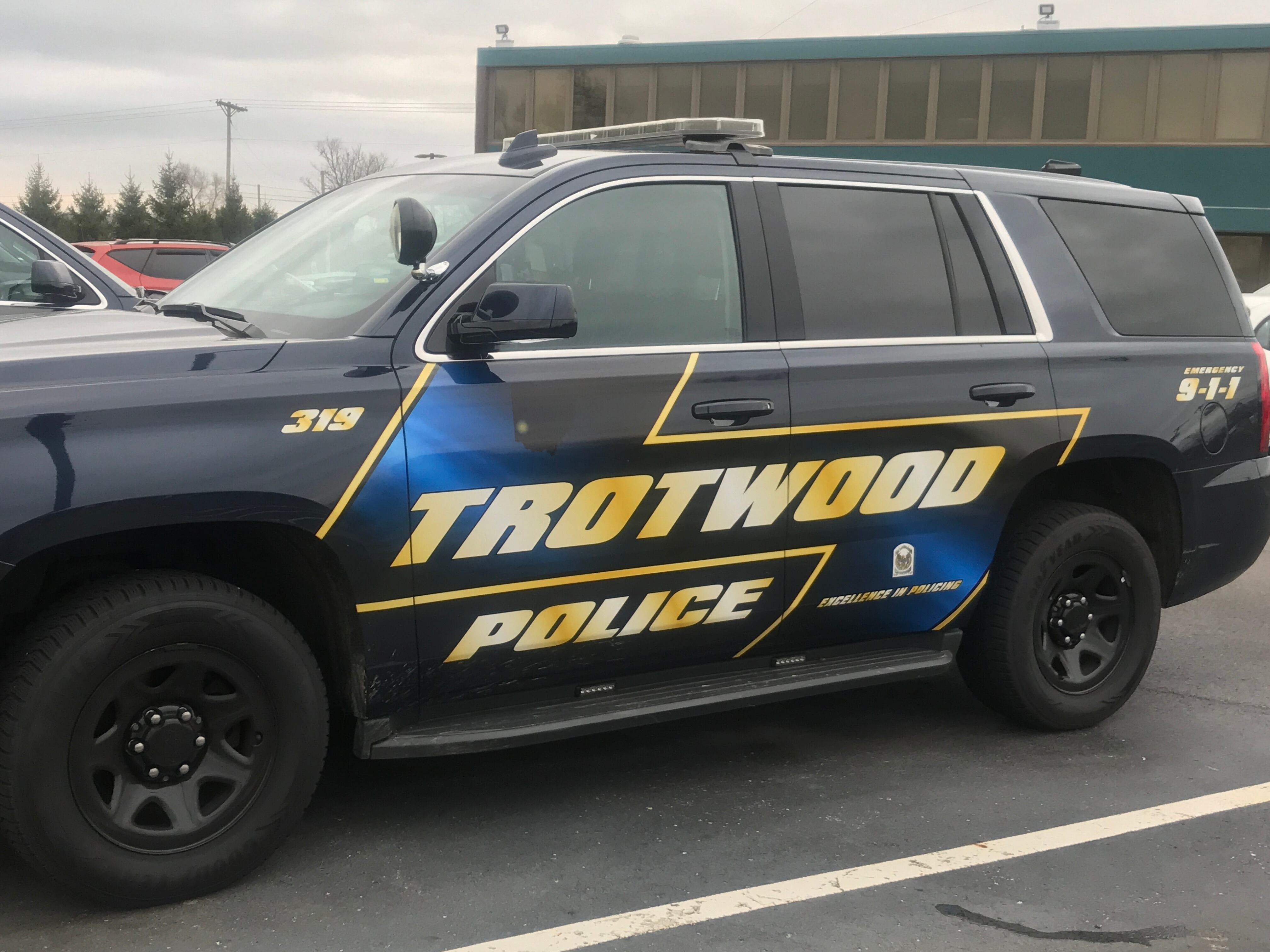 Driver flees after crashing into pole in Trotwood - WHIO TV 7 and WHIO Radio
