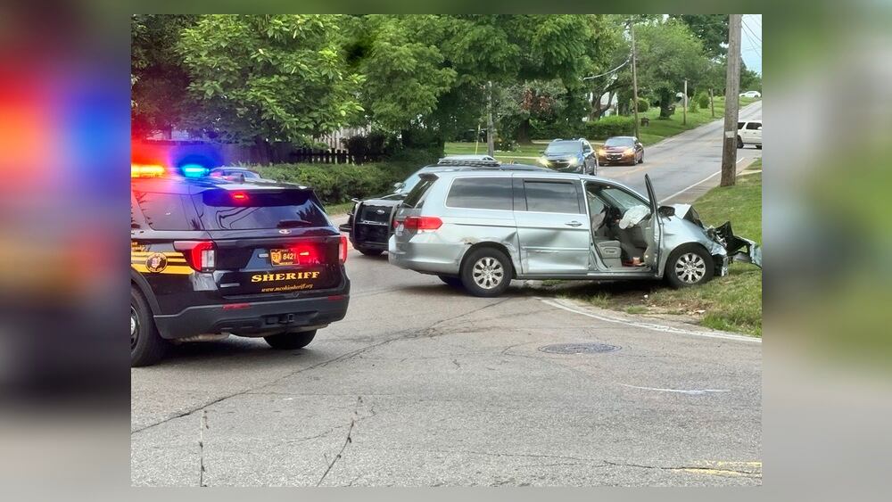 3 people injured after crash at intersection of Siebenthaler Avenue and Catalpa Drive