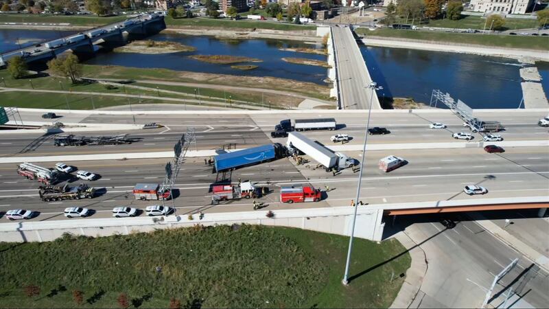Crash involving 2 semis impacting I-75 traffic in downtown Dayton