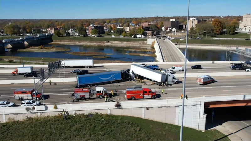 2 semis crash on I-75 through downtown Dayton