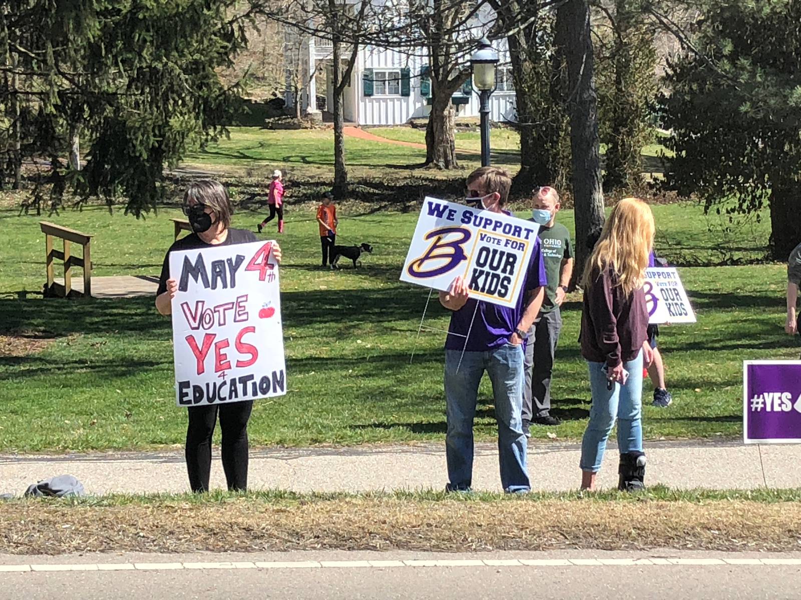 Community members rally in support of school levy in Bellbrook WHIO