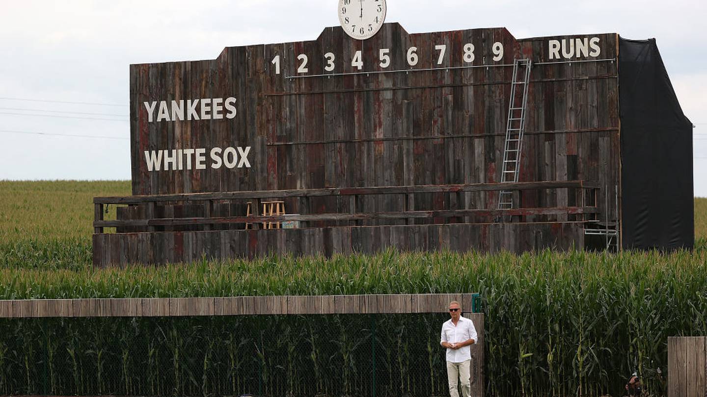Hollywood finish: White Sox rally to win 'Field of Dreams' game in